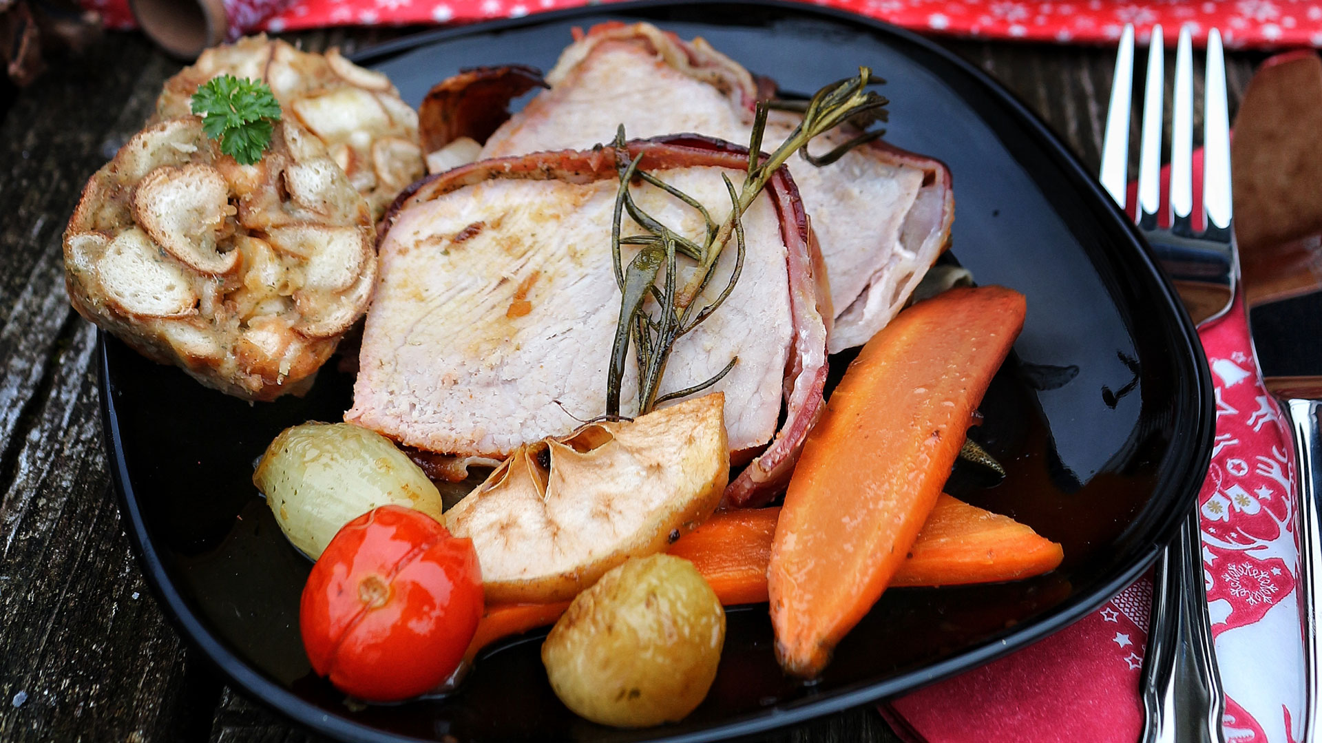 Schweinebraten im Speckmantel mit Brezen-Knödel und Gemüse der Saison ...